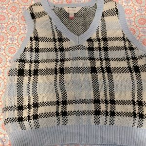 Gently used Blue vest. size:m 7-9